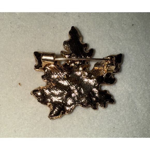 NWT Maple Leaf Tri Color Gold Tone Alloy Pin - Picture 3 of 3